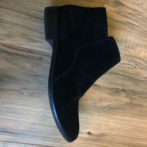 Gianni Bini women’s black suede boots/booties